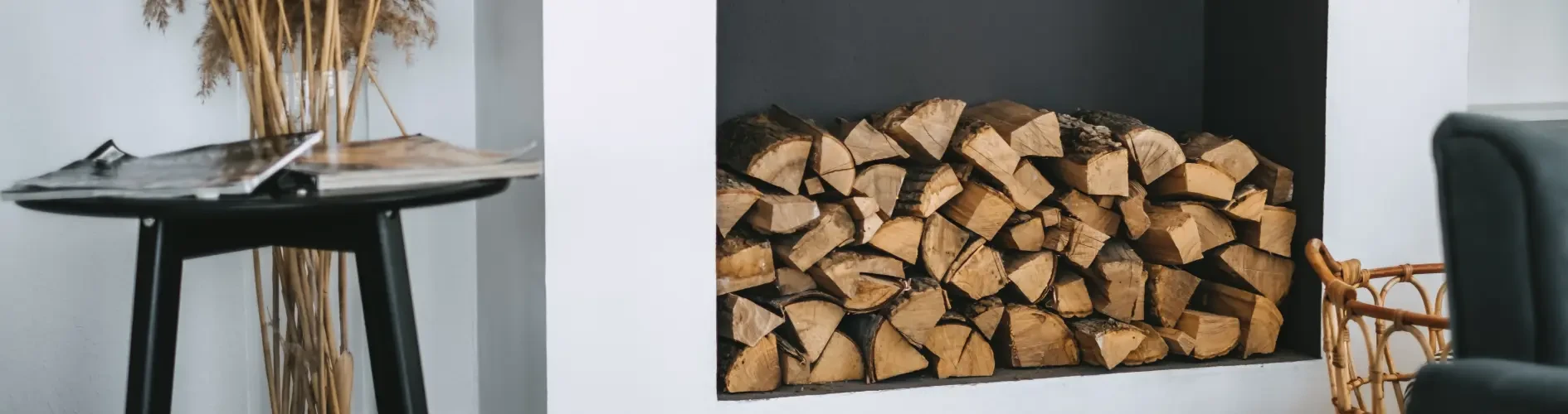 Drewno we wnęce kominkowej